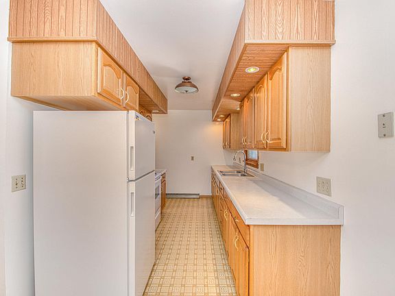 5th image of 415 Benton St