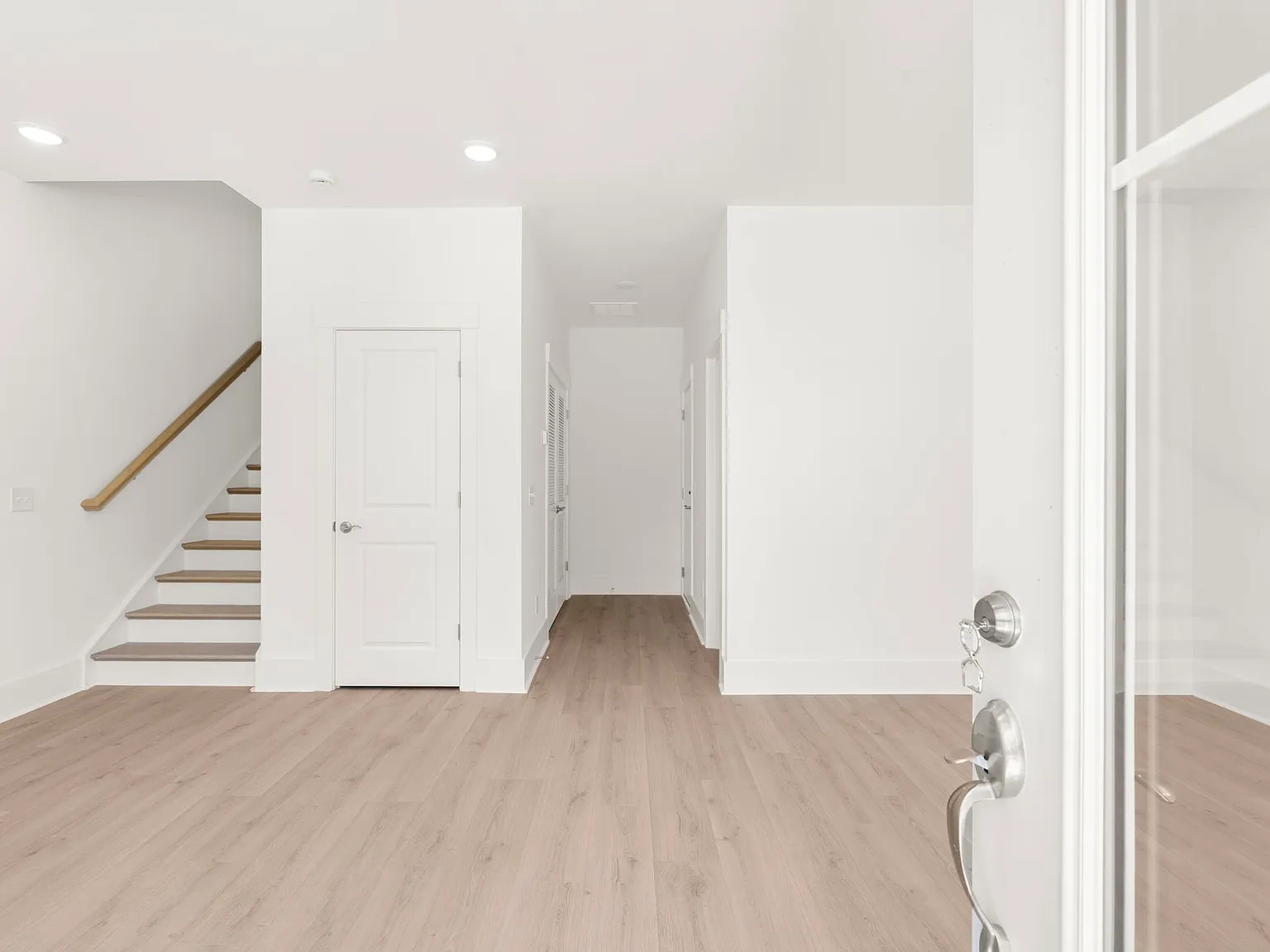 3 bed, 2.5 bath, 2382 sqft, $5,900 — Photo 3