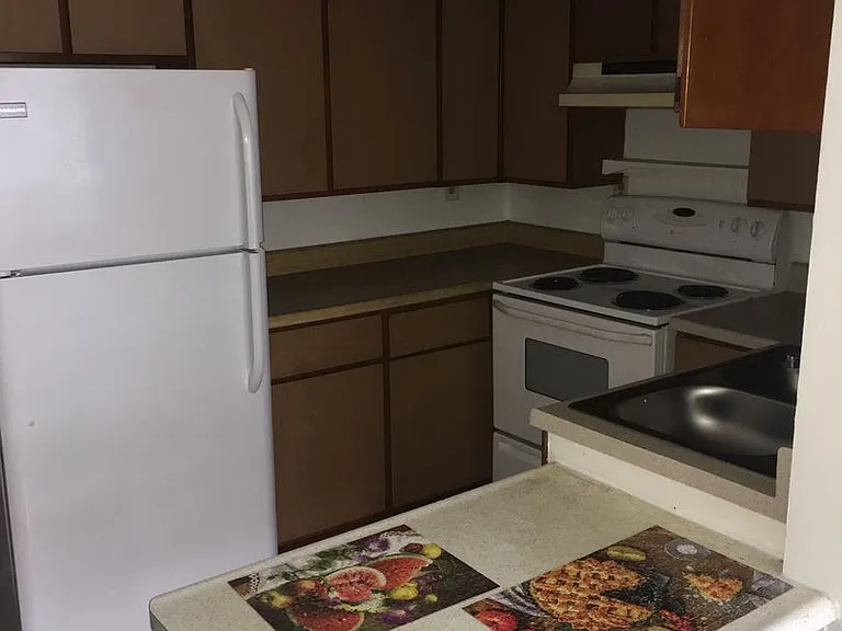 707 Saint Clair Ave — Photo 2