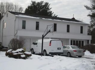 34 Roseanne Dr, Woodbury, NY 11797