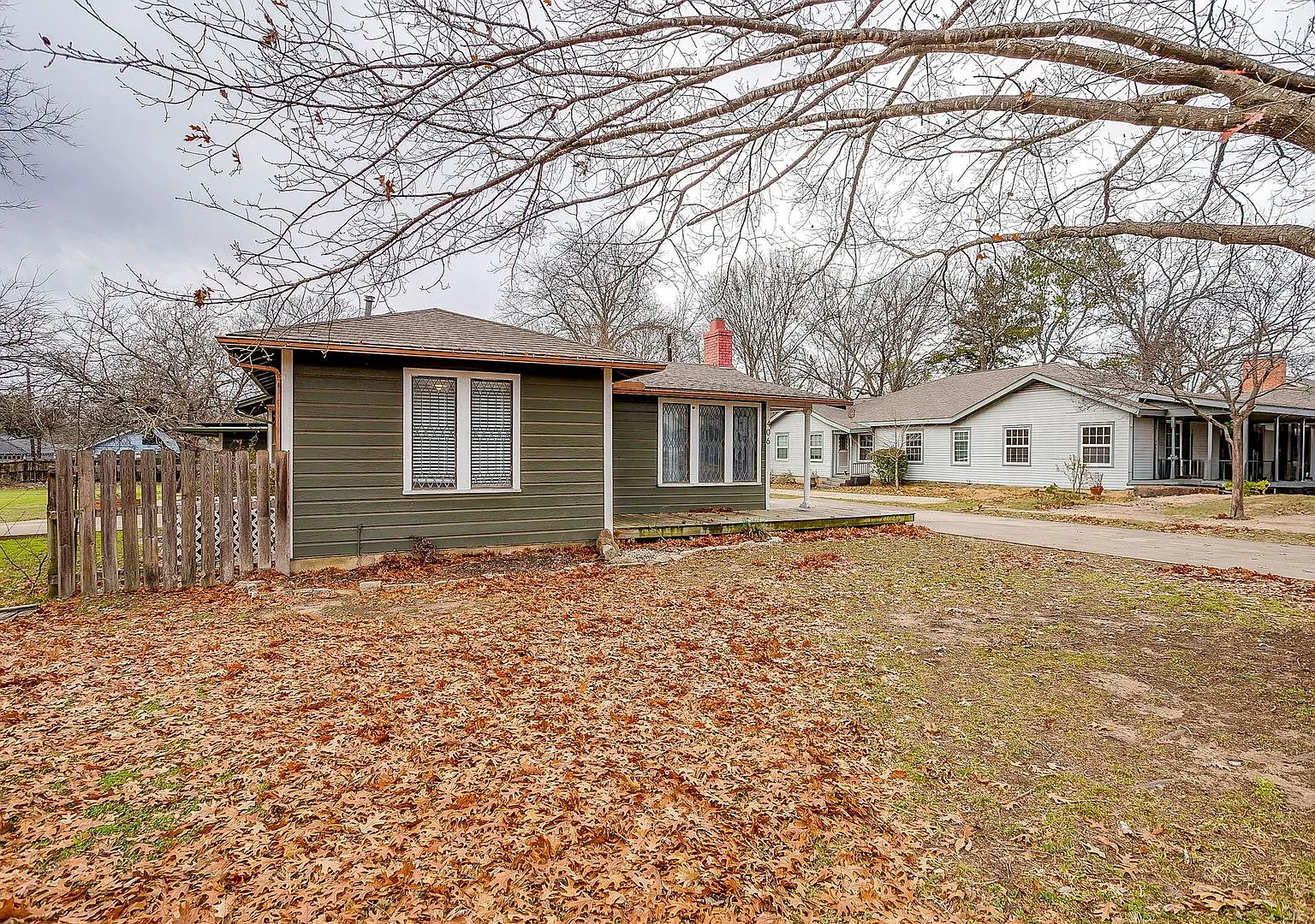 Amazing Historic 1940's Home in Original Cleburne- 4 Bed- 3 Bath w/ Multiple Living Areas- 76033 — Photo 2