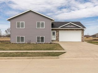 240 Old Oak Rdg, Hills, IA 52235