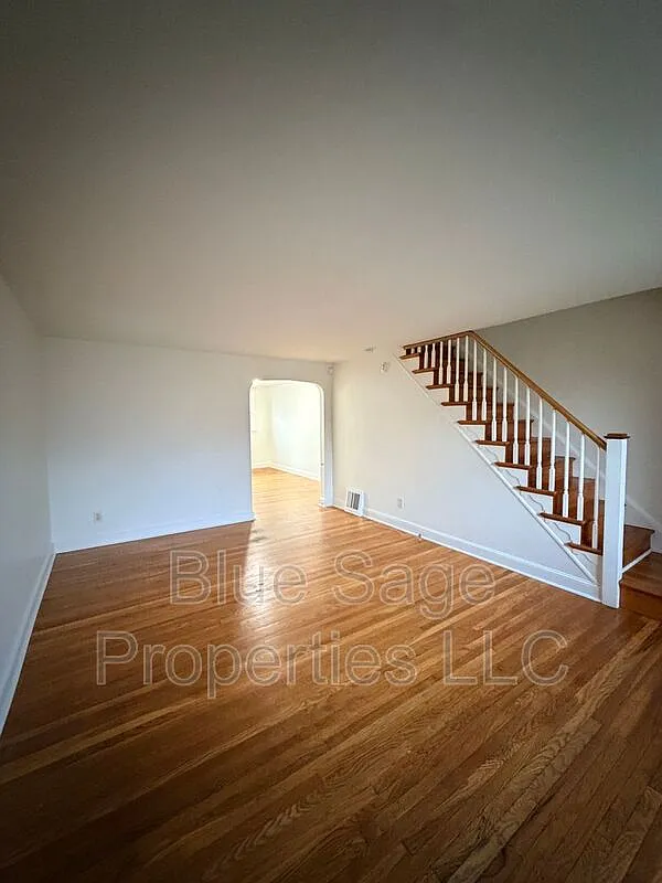 3 bed, 1.0 bath, 1008 sqft, $1,795 — Photo 3