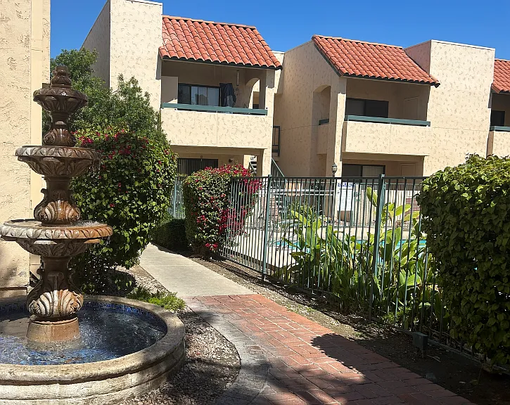 Laurel Lane — Photo 8