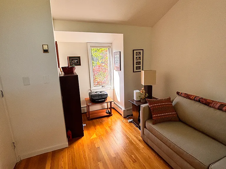 8 Bond St — Photo 17