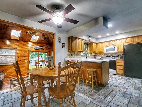 5th image of 220 Pinehill Dr