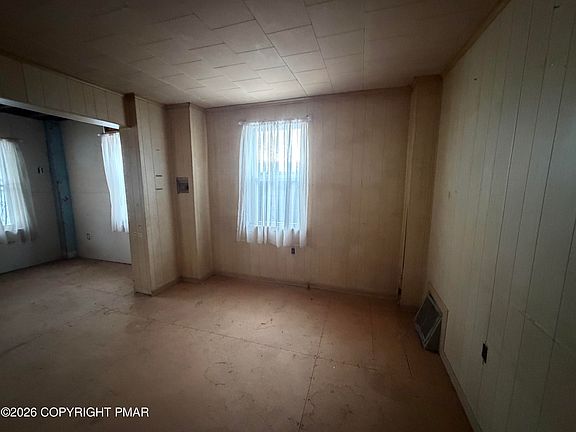 3rd image of 449 Moss St