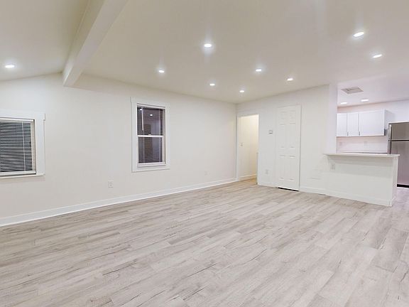 4th image of 1222 Evans Ave W