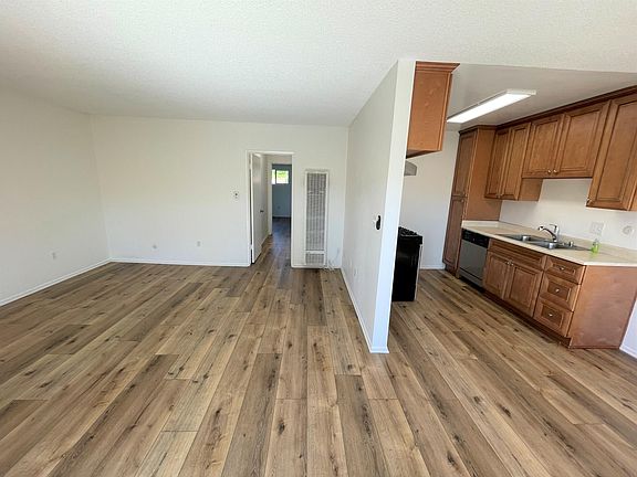 3rd image of 10849 Bloomfield St