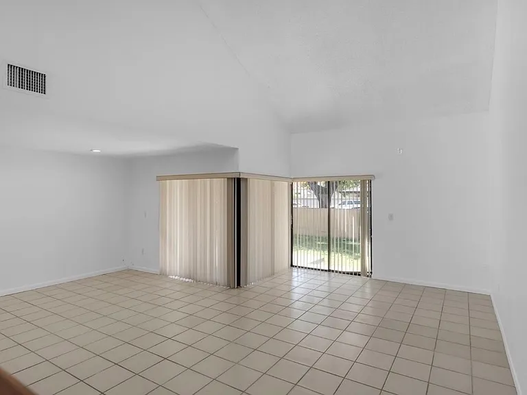 6118 SW 127th Pl — Photo 7