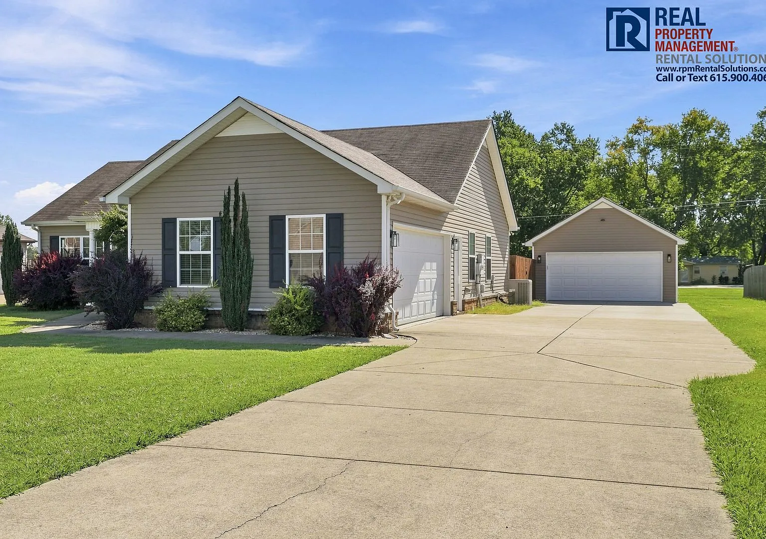 Beautiful 3bd 2 ba ranch style home with 2 car attached garage and a detached shop! — Photo 2