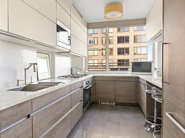 120 Riverside Boulevard image 7 of 18