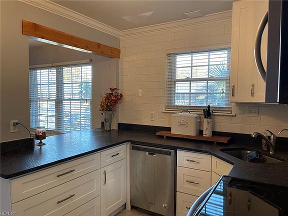 4th image of 1001 Barclay Sq