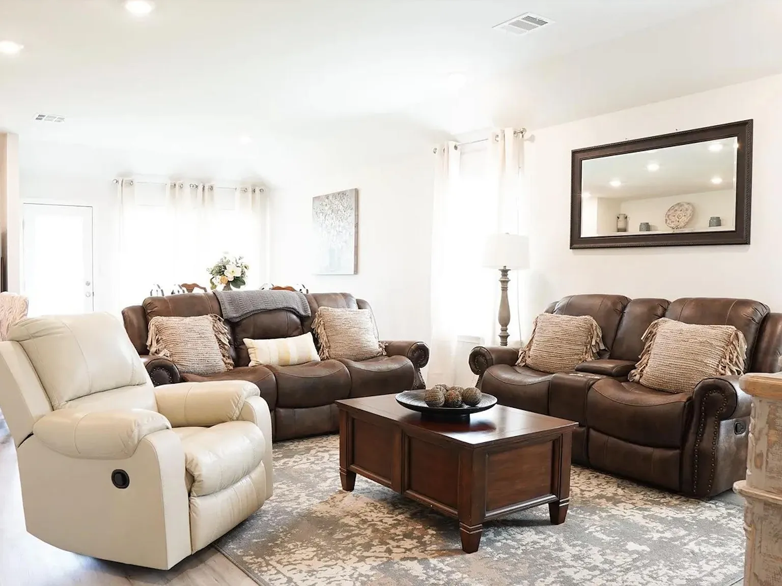 4 bed, 1820 sqft, $2,349 — Photo 2