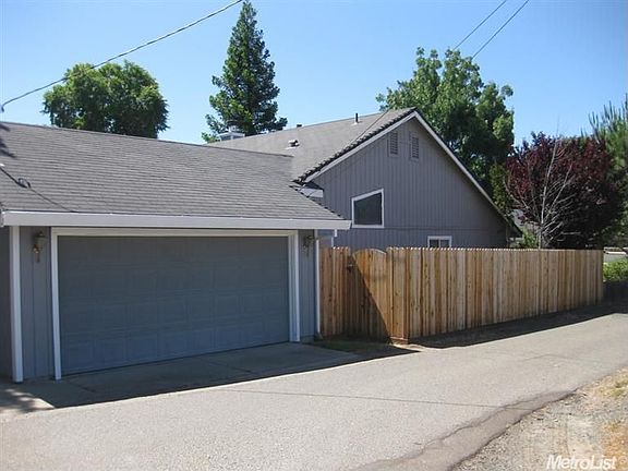 2nd image of 3851 Oak St