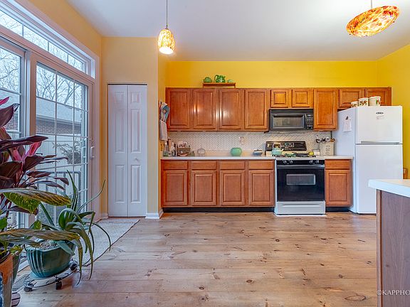 3rd image of 18556 W Point Dr