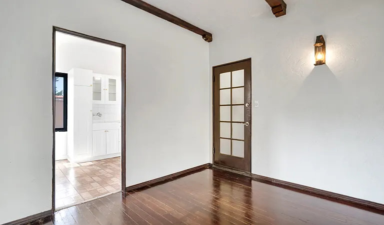 2270 N Beachwood Dr #21 — Photo 1