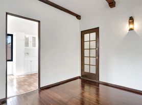 2270 N Beachwood Dr, Los Angeles, CA