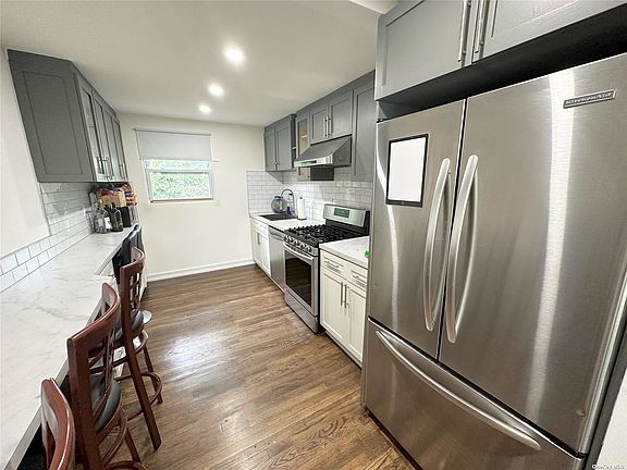 4th image of 304 Lincoln Blvd