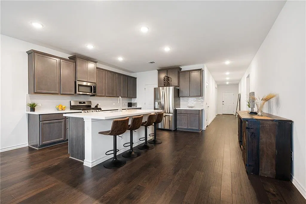 4 bed, 2.5 bath, 2260 sqft, $2,195 — Photo 4