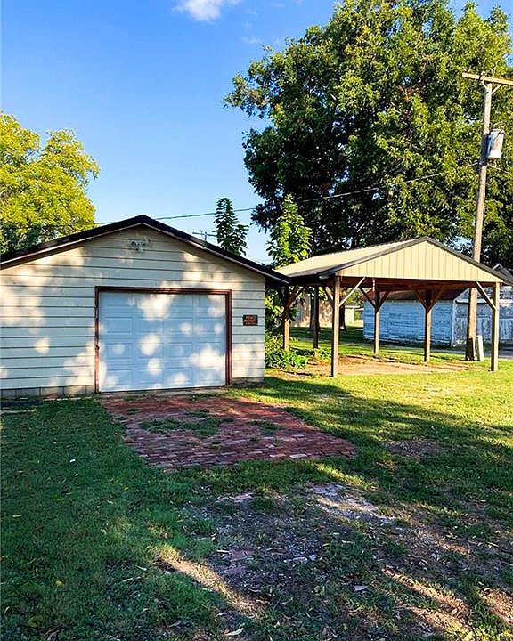 628 Maple St, Chetopa, KS 67336 Zillow