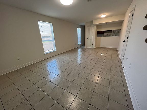 4th image of 1204 Cambridge Dr #D