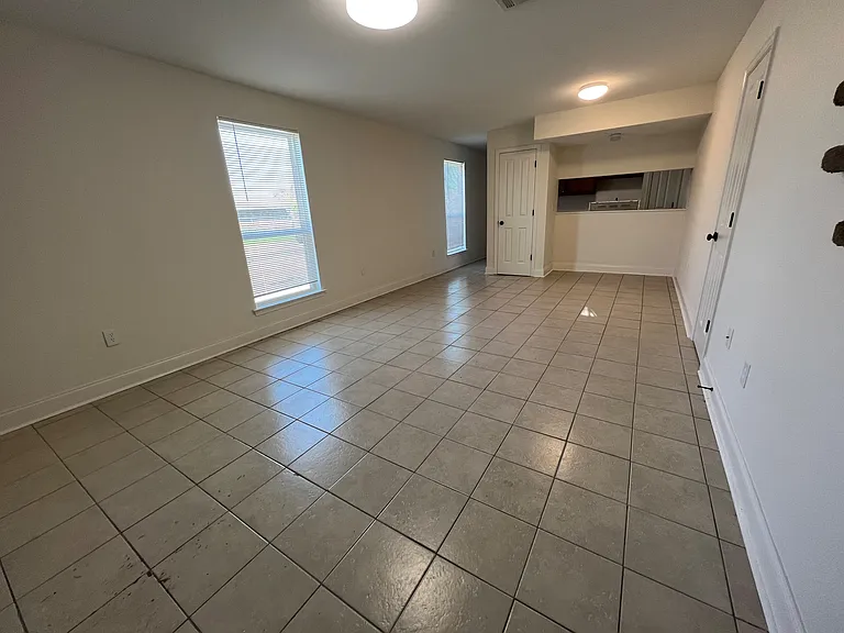 1204 Cambridge Dr #D — Photo 4