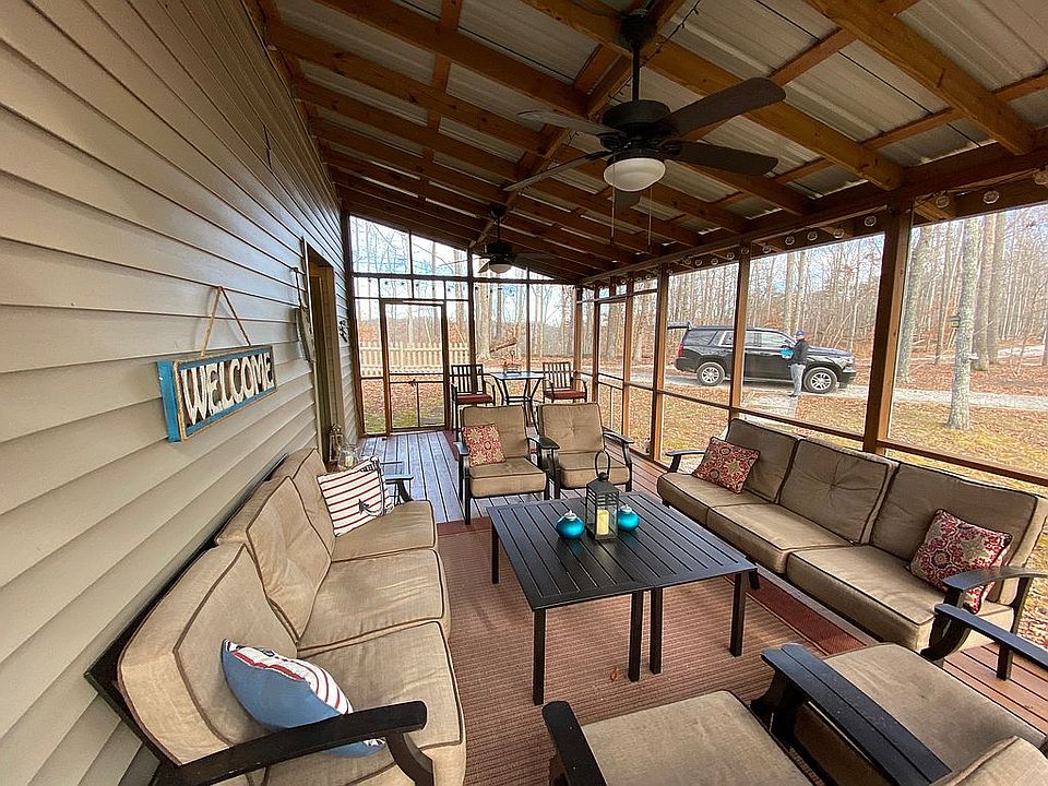 Screened in porch