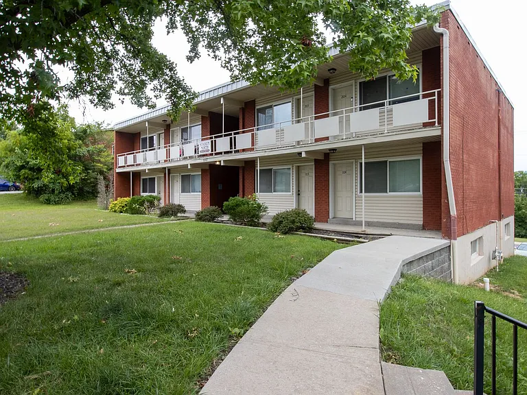 2209 Oakwood Dr — Photo 4