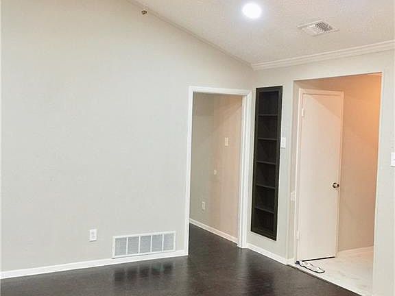 5th image of 370 W Lakeview Cir