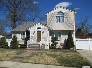 528 N Clinton Ave, Lindenhurst, NY 11757