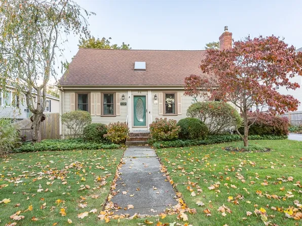 24 Acorn St, New Bedford, MA 02740