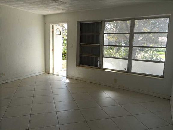 3rd image of 1423 NE 28th Ct
