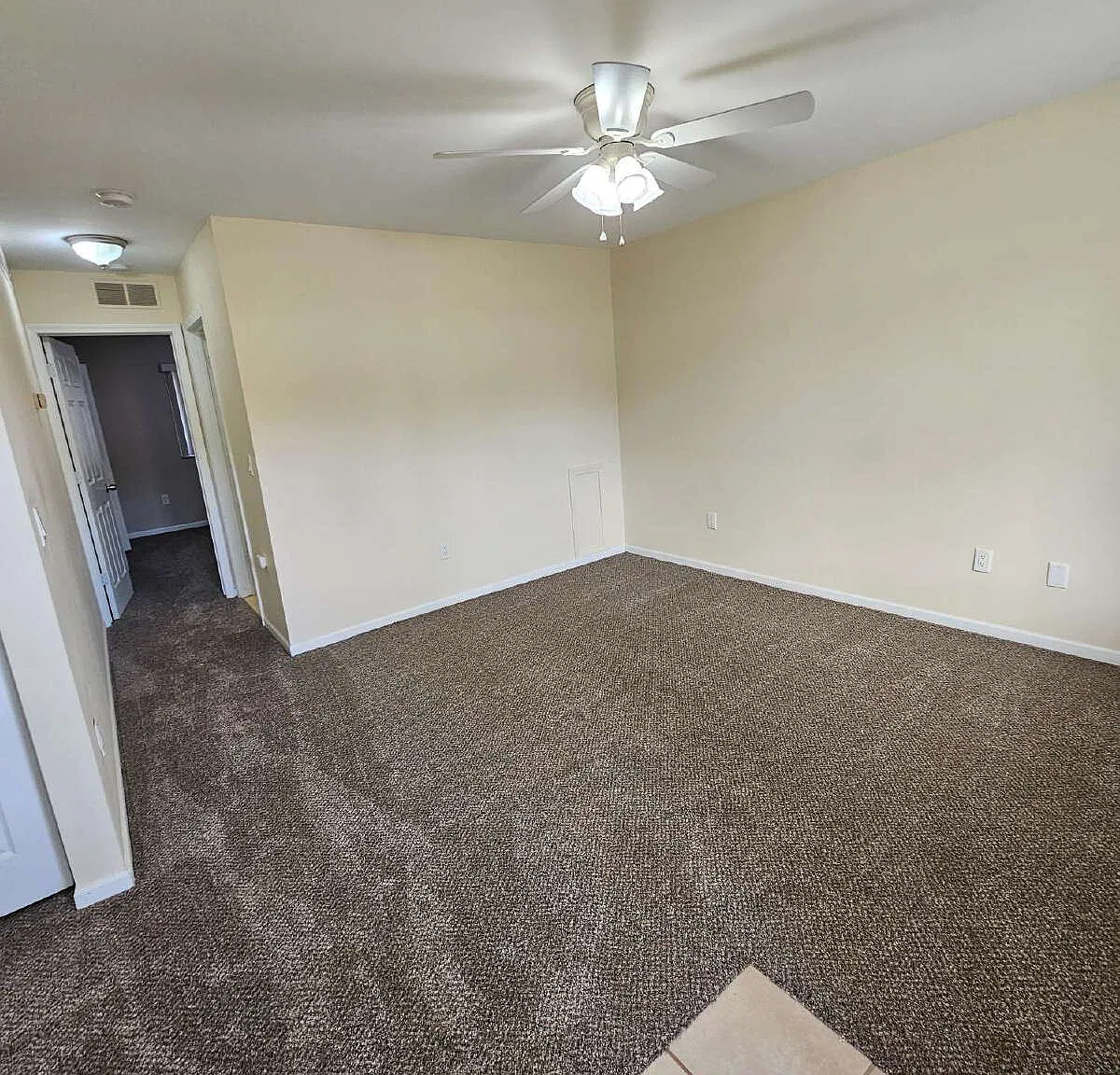 1 bed, 1.0 bath, 610 sqft, $965 — Photo 2