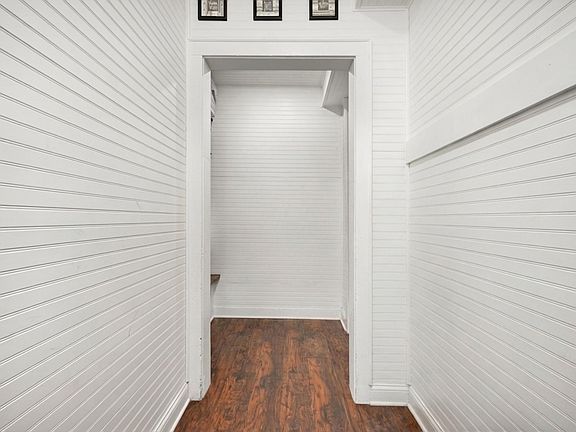 3rd image of 16 W 33rd St