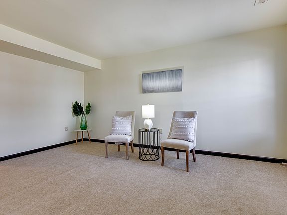 4th image of 557 W Diamond Ave #31