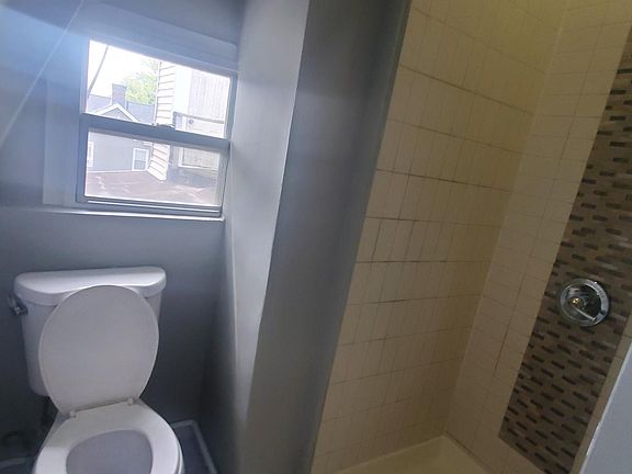 4th image of 24 Noll Pl APT 3