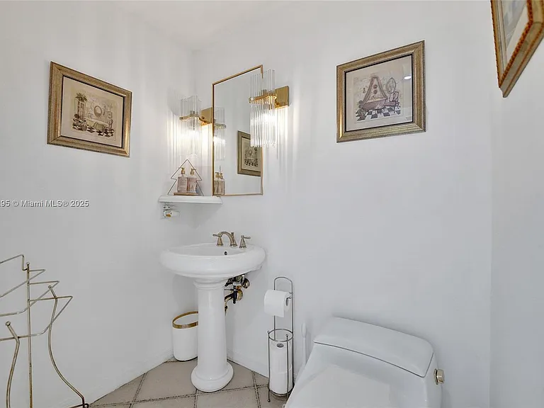 2889 NE 35th St — Photo 38