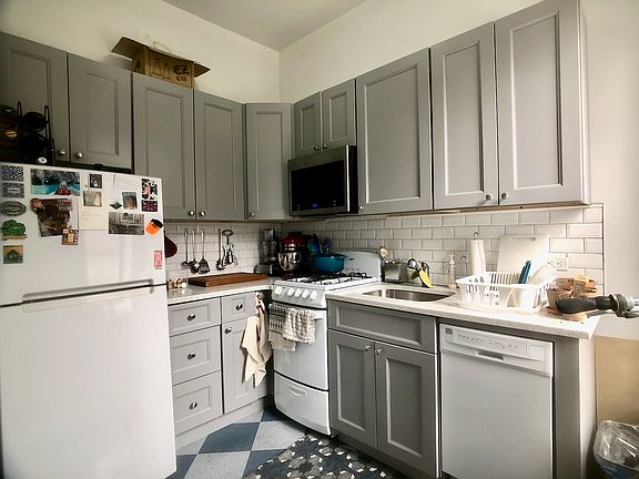 5th image of 928 Amsterdam Ave APT 3