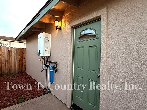 2nd image of 1687 Siskiyou Dr Unit A