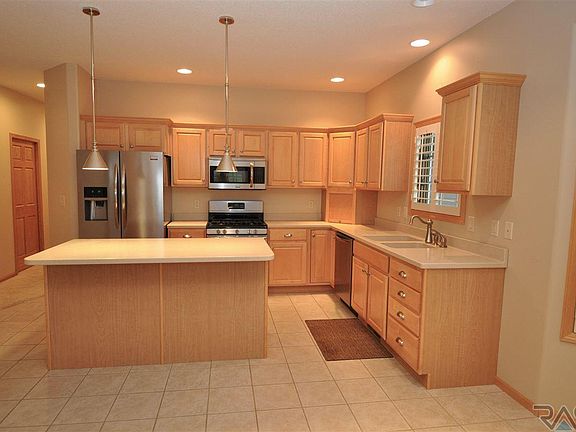 5th image of 704 E Greenbrier Pl