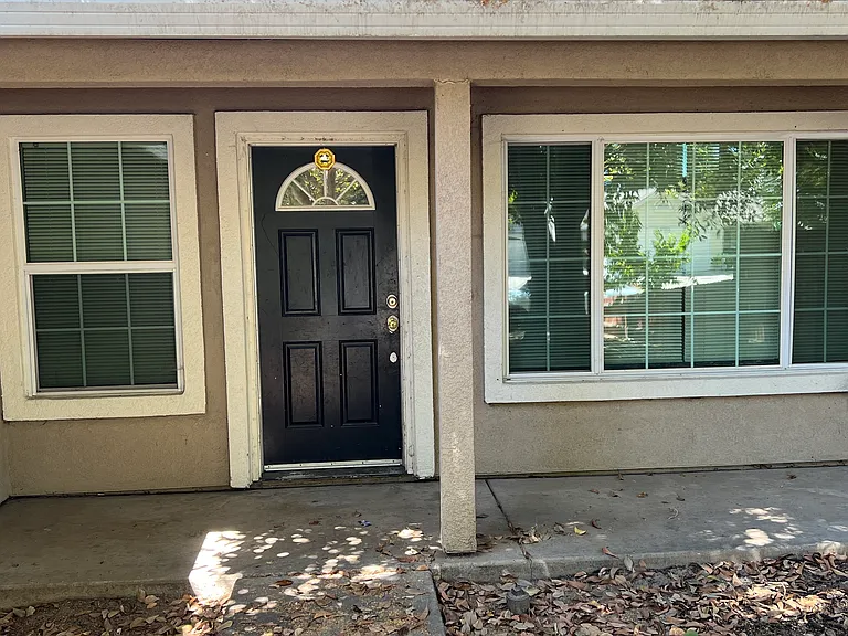 2752 Houston Ave — Photo 3