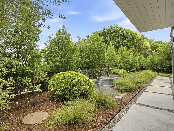 5th image of 69 Hilltop Dr