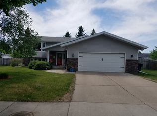 421 39th Ave S, Grand Forks, ND 58201