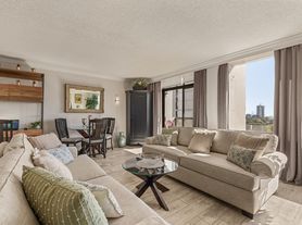 450 W 7th St