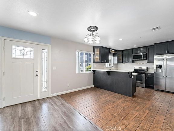 3rd image of 435 Cerritos Ave