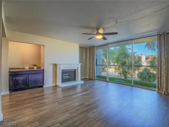 725 N Royal Crest Cir Unit 213, Paradise Town, NV 89169