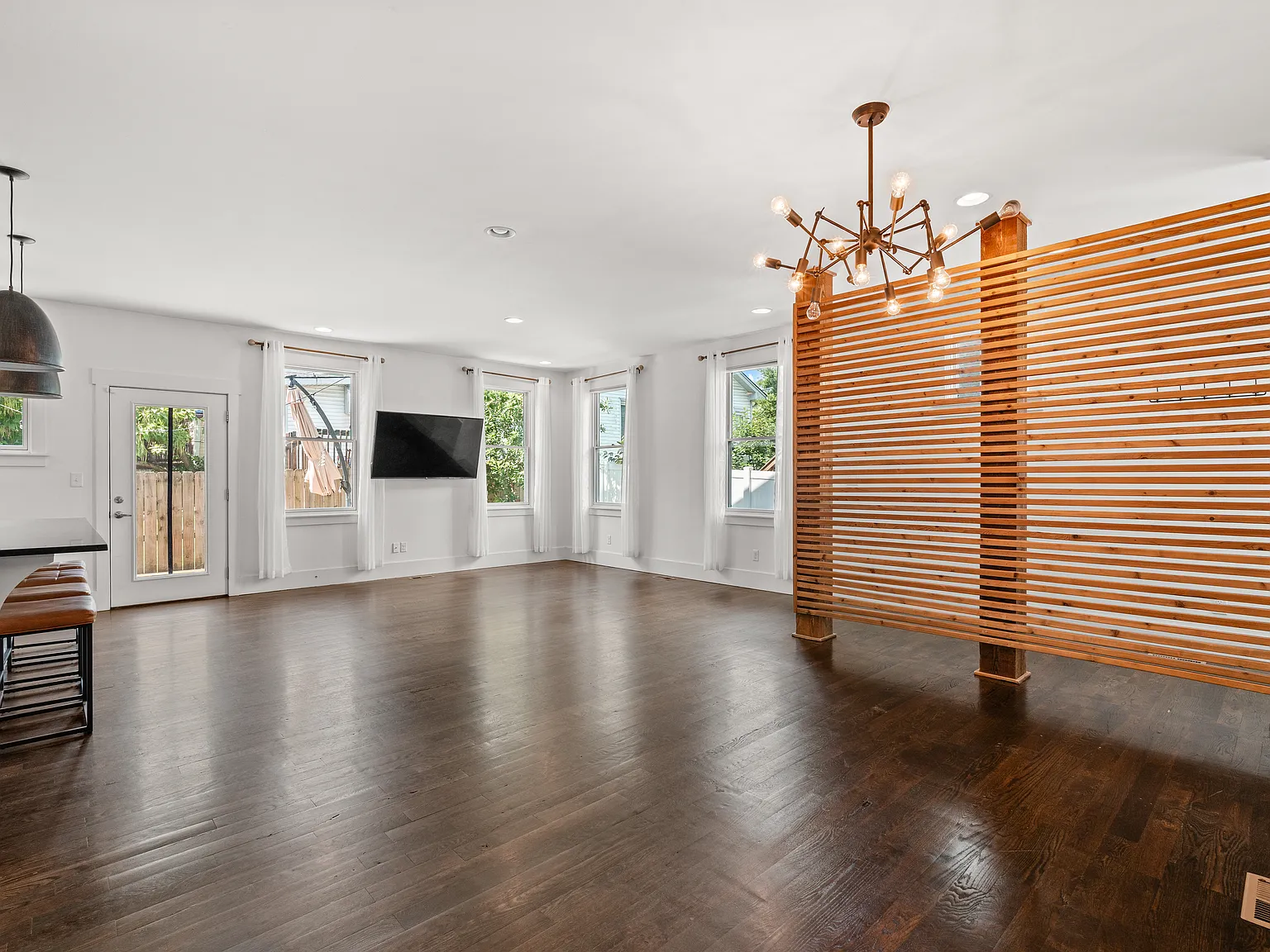 3 bed, 2.5 bath, 1963 sqft, $3,300 — Photo 3