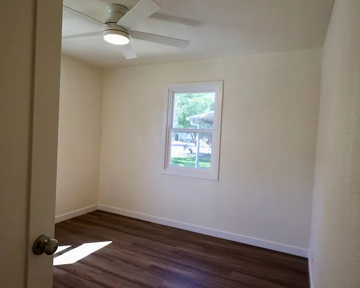409 Russell St — Photo 9