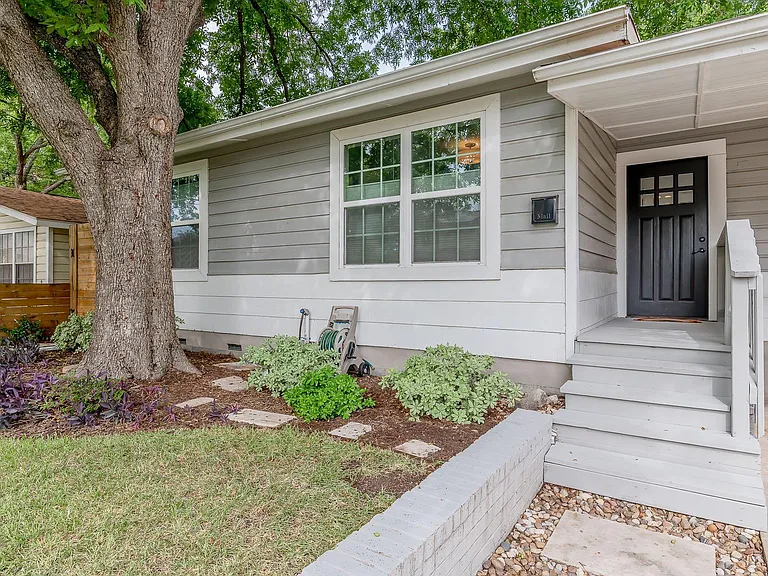 2404 Oak Crest Ave — Photo 2